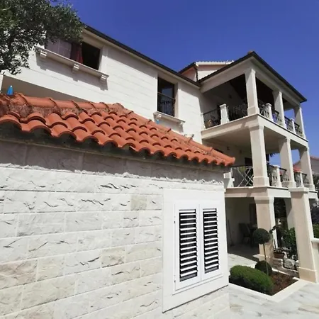 White House - Two Bedroom With Terrace 1 *