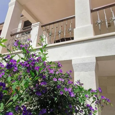 White House - Two Bedroom With Terrace 1
