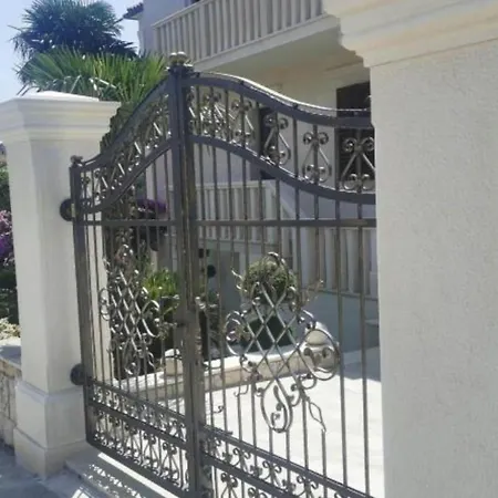 White House - Two Bedroom With Terrace 1 Apartamento